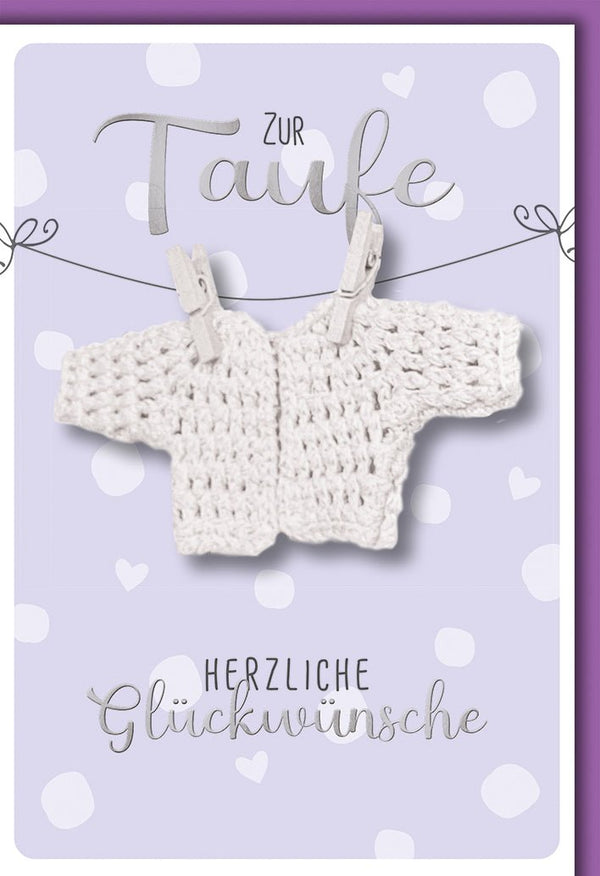 Taufkarte Baby – Gehäkeltes Jäckchen auf Lila mit Herzchenmuster und Silbertext