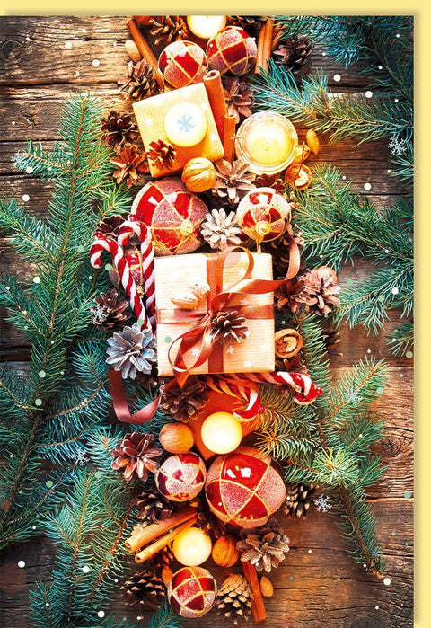 Traditionelle Weihnachtskarte: Festliche Fotokarte mit Tannenzapfen & Kugeln für Grüße und Dekoration