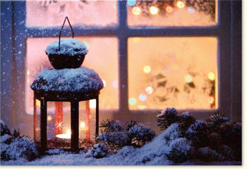 Traditionelle Weihnachtskarte - Festliche Szene mit Schnee, Fenster & Laterne für besinnliche Winterabende