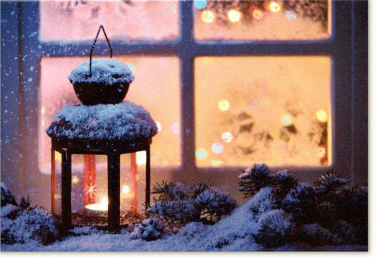 Traditionelle Weihnachtskarte - Festliche Szene mit Schnee, Fenster & Laterne für besinnliche Winterabende