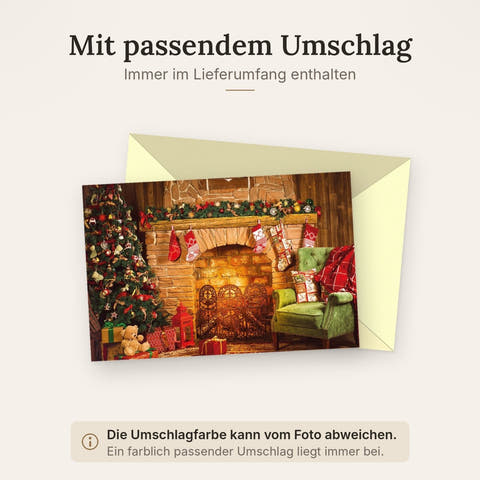 Traditionelle Weihnachtskarte: Festlicher Kamin & Sessel, Dekor in Rot, Grün & Gold für gemütliche Familienmomente