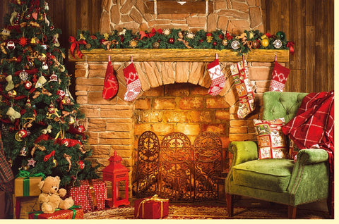 Traditionelle Weihnachtskarte: Festlicher Kamin & Sessel, Dekor in Rot, Grün & Gold für gemütliche Familienmomente