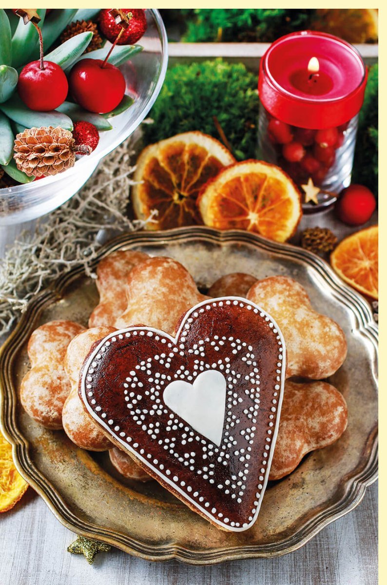 Traditionelle Weihnachtskarte: Festliches Gesteck mit Kerzen, Lebkuchenherz & Orangenscheiben - Besinnliche Grüße