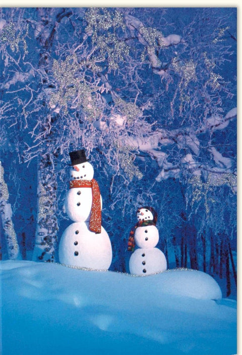 Traditionelle Weihnachtskarte: Glitzernde Schneemänner in Winterlandschaft und Festlicher Wald bei Nacht