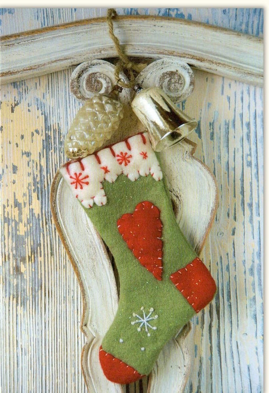 Traditionelle Weihnachtskarte - Grüne & Rote Socken, Herz, Merry Christmas, Schnee & Glöckchen auf Vintage Holz Hintergrund
