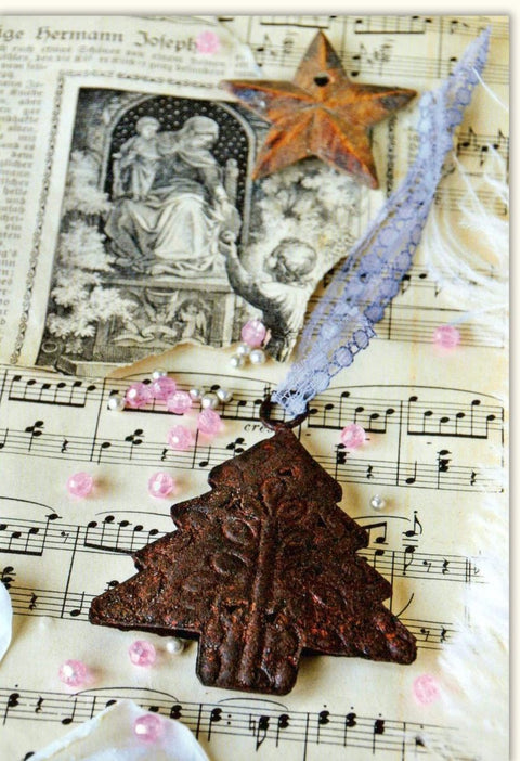 Traditionelle Weihnachtskarte im Vintage - Stil - Festliches Design mit Musiknoten, Baum und Stern für die Winterzeit