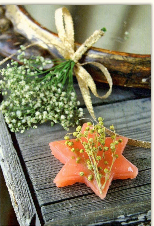Traditionelle Weihnachtskarte - "Merry Christmas" mit Holzherz, Wachs & Orangenschmuck, Natürliche Schleife, Vintage Gruß für besinnliche Feiertage
