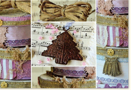 Traditionelle Weihnachtskarte - "Merry Christmas" mit Noten & Geschenken, Lila & Gold Vintage Design