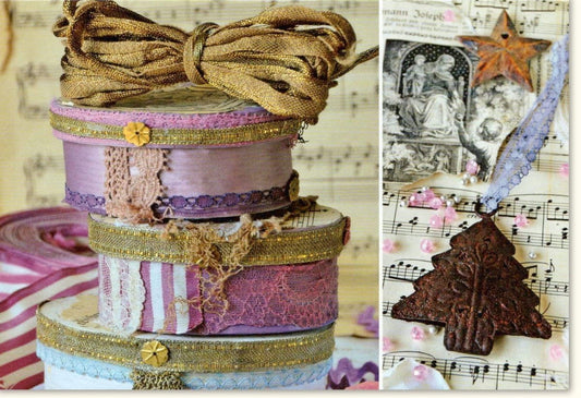 Traditionelle Weihnachtskarte - "Merry Christmas" mit Vintage Geschenkekisten, Musiknoten & Sternen in festlichen Gold - , Lila - & Beigetönen