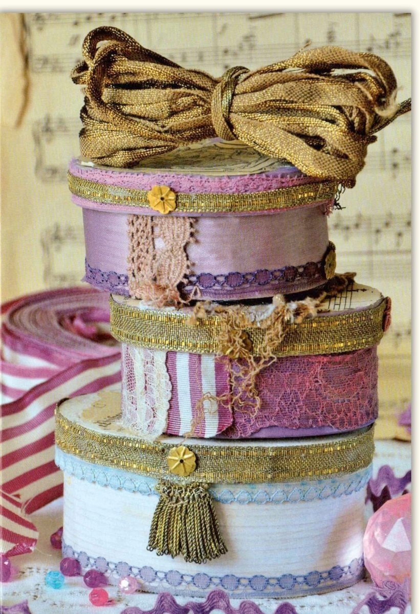 Traditionelle Weihnachtskarte mit Geschenkekisten, Bändern & Spitze - Elegante Vintage Festtagsdekoration