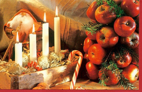 Traditionelle Weihnachtskarte mit Kerzen und Äpfeln - ohne Text