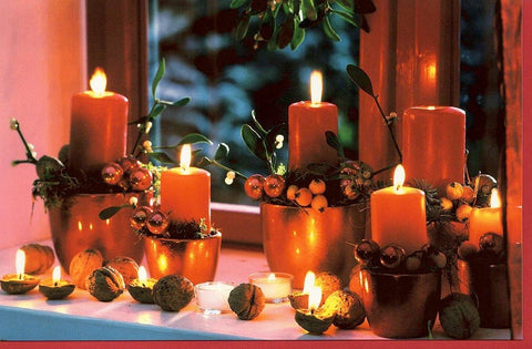 Traditionelle Weihnachtskarte mit Kerzenmotiv auf Fensterbank