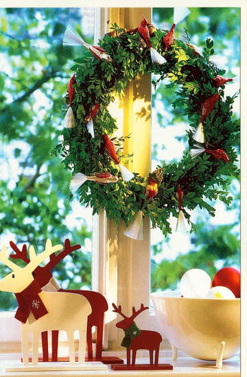 Traditionelle Weihnachtskarte mit Kranzmotiv im Fensterdesign