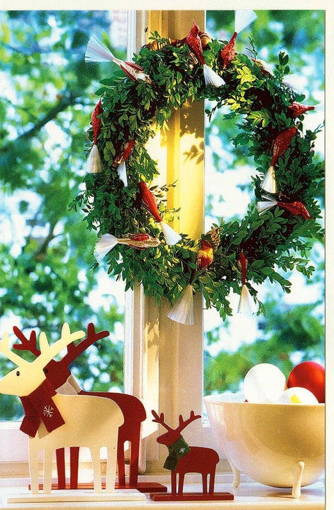 Traditionelle Weihnachtskarte mit Kranzmotiv im Fensterdesign