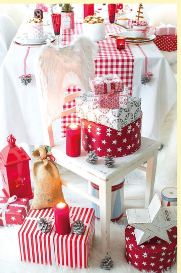 Traditionelle Weihnachtskarte mit rotem Stuhl und Geschenken als festliche Dekoration