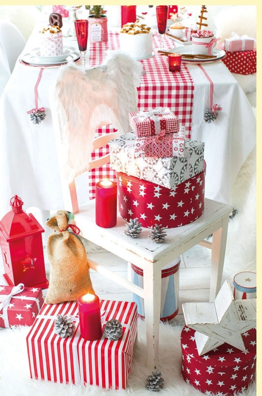 Traditionelle Weihnachtskarte mit rotem Stuhl und Geschenken als festliche Dekoration