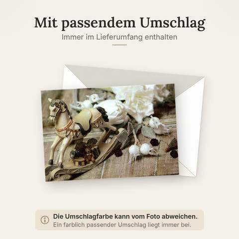 Traditionelle Weihnachtskarte mit Schaukelpferd-Motiv – Nostalgische Vintage-Grußkarte in Holz-Optik für besinnliche Festtage
