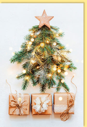 Traditionelle Weihnachtskarte mit Tannenzweigen, Baum & Geschenken - Festliche Grußkarte mit Lichterkette und goldenem Stern 210x297mm