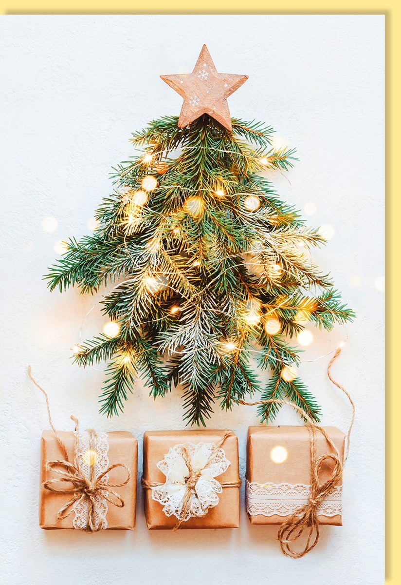 Traditionelle Weihnachtskarte mit Tannenzweigen, Baum & Geschenken - Festliche Grußkarte mit Lichterkette und goldenem Stern 210x297mm