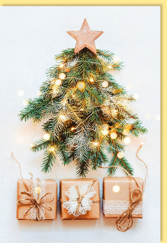 Traditionelle Weihnachtskarte mit Tannenzweigen, Baum & Geschenken - Festliche Grußkarte mit Lichterkette und goldenem Stern 210x297mm
