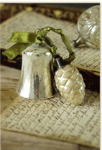 Traditionelle Weihnachtskarte - Nostalgischer Gruß mit Glocke & Tannenzapfen im Vintage - Stil, Besinnlich & Klassisch