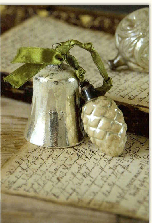 Traditionelle Weihnachtskarte - Nostalgischer Gruß mit Glocke & Tannenzapfen im Vintage - Stil, Besinnlich & Klassisch