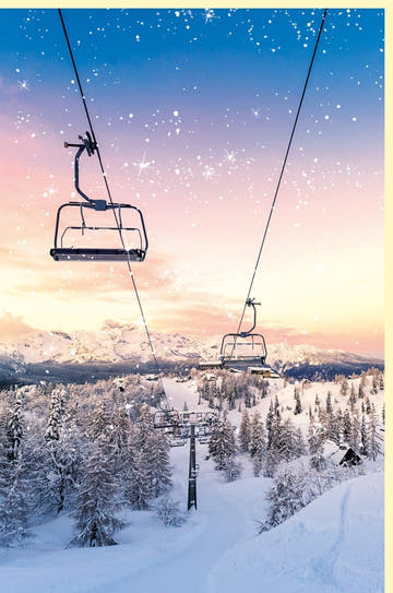 Traditionelle Weihnachtskarte: Seilbahn & Schneekoppe in Winterlandschaft bei Sonnenuntergang, mit Tannenbaum und festlichem Gruß