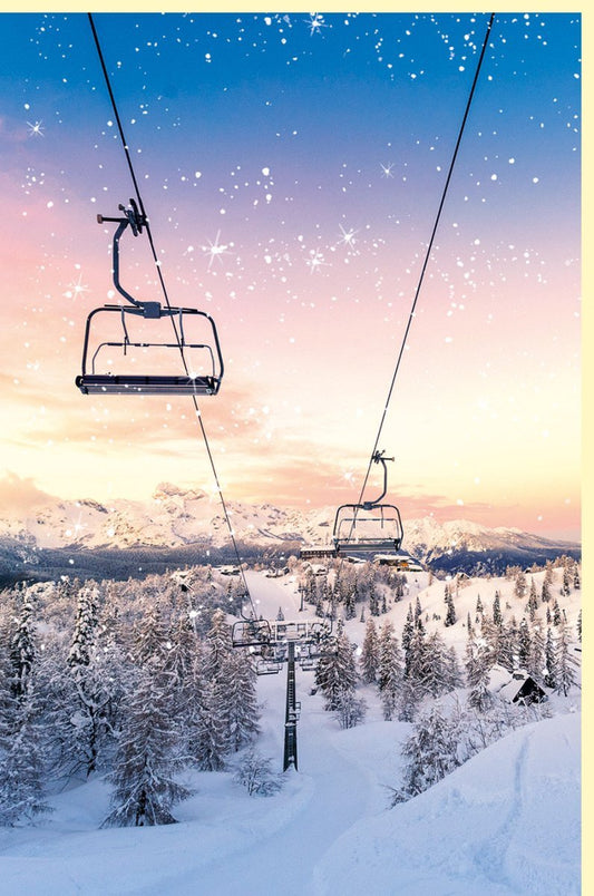 Traditionelle Weihnachtskarte: Seilbahn & Schneekoppe in Winterlandschaft bei Sonnenuntergang, mit Tannenbaum und festlichem Gruß