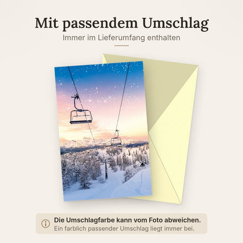 Traditionelle Weihnachtskarte: Seilbahn & Schneekoppe in Winterlandschaft bei Sonnenuntergang, mit Tannenbaum und festlichem Gruß