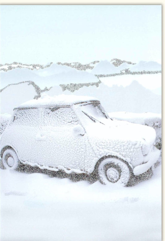 Traditionelle Weihnachtskarte - Winterliche Szene mit Schneebedecktem Auto und Natur, Perfekt für Grüße in der besinnlichen Jahreszeit