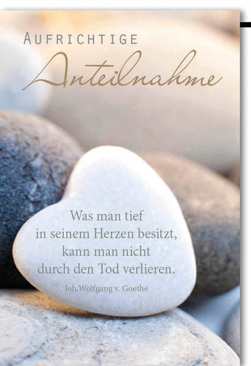 Trauerkarte Beileid – Herzstein mit Goethe - Zitat auf Kieselsteinen in sanften Tönen