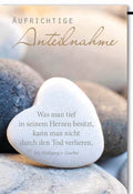Trauerkarte Beileid – Herzstein mit Goethe-Zitat auf Kieselsteinen in sanften Tönen