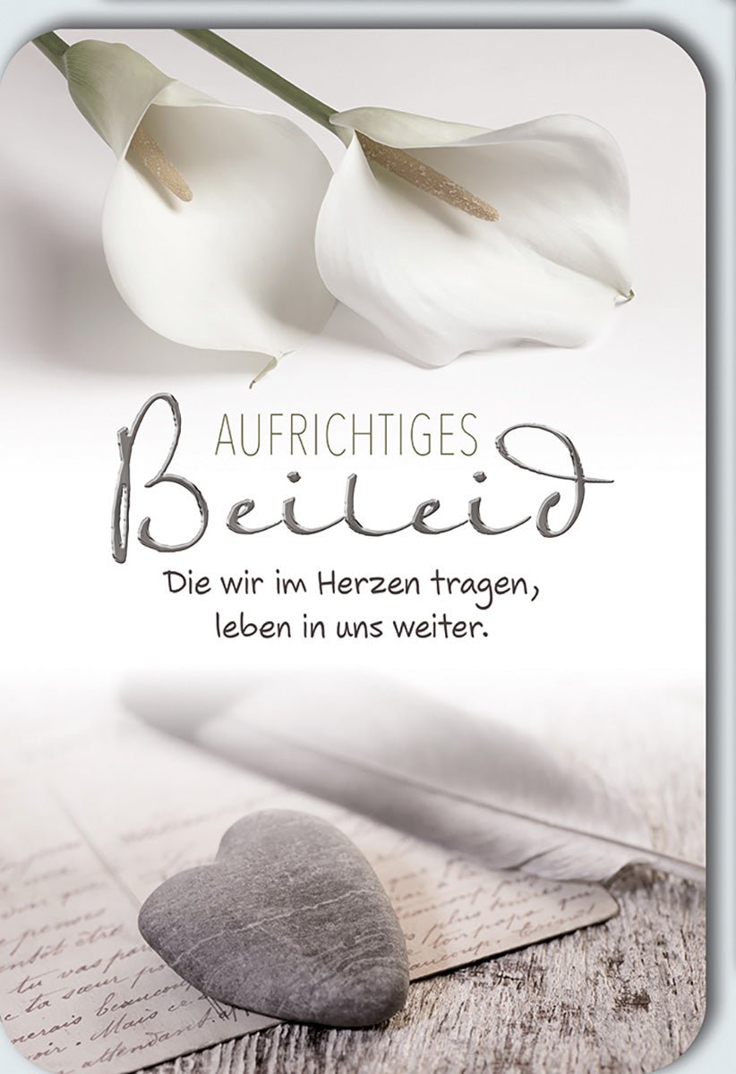 Trauerkarte Beileid – Weiße Calla mit Herzstein und handgeschriebenem Brief