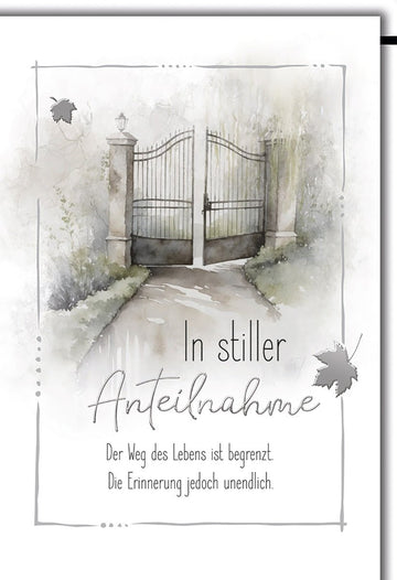 Trauerkarte Elegant – Tor im Nebel mit zarten Blättern und einfühlsamem Zitat