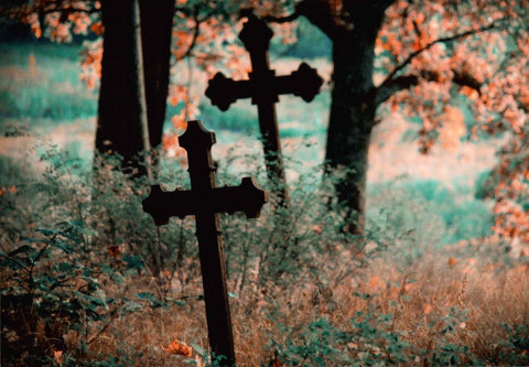 Trauerkarte "Fields of Sorrow" – Friedhofsszene mit Kreuzen, herbstliche Natur, stille Besinnung, Blankopostkarte