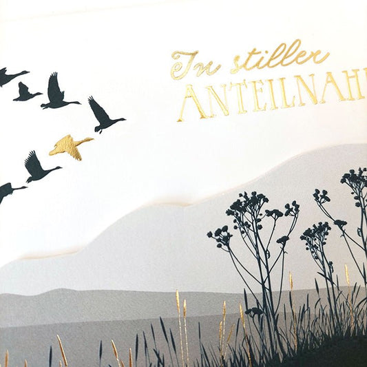 Trauerkarte In stiller Anteilnahme mit stilvollem Naturmotiv fliegende Vögel und Gräser hochwertige Doppelkarte für Beileidsbekundungen