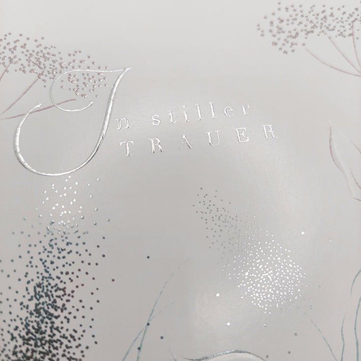 Trauerkarte In stiller Trauer mit zarten Blumen Aquarell Design stilvolle Doppelkarte für Beileidsbekundungen und persönliche Abschiedsworte