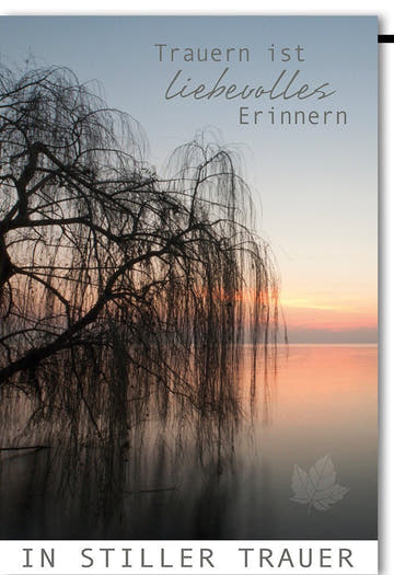 Trauerkarte mit Baum am See bei Sonnenuntergang – "Trauern ist liebevolles Erinnern" und "In stiller Trauer"