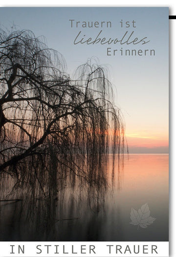Trauerkarte mit Baum am See bei Sonnenuntergang – "Trauern ist liebevolles Erinnern" und "In stiller Trauer"