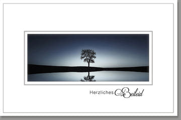 Trauerkarte mit Baum - Motiv und "Herzliches Beileid" Schriftzug, stilvoll für Trauerfälle