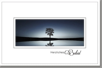 Trauerkarte mit Baum - Motiv und "Herzliches Beileid" Schriftzug, stilvoll für Trauerfälle