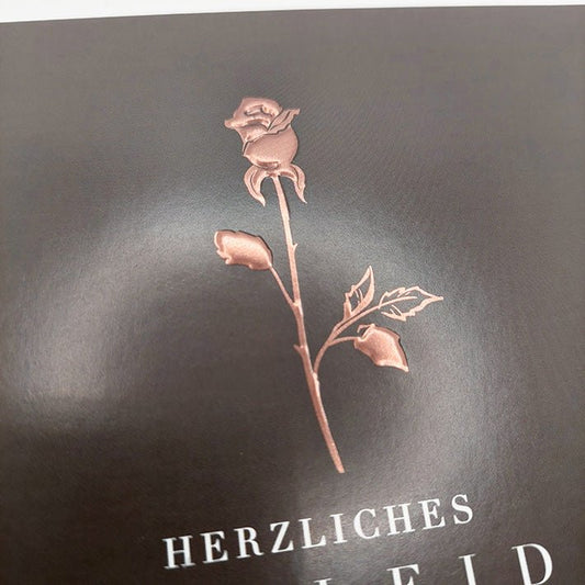 Trauerkarte mit edler Rose in Kupferprägung Herzliches Beileid stilvolle Doppelkarte für Beerdigung und Kondolenz