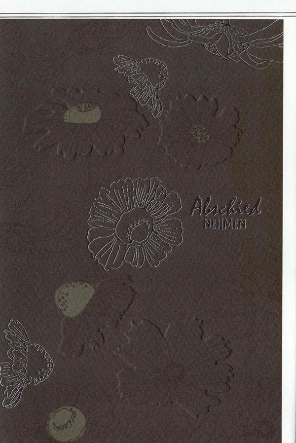 Trauerkarte mit Naturmotiven: Elegante Beileidskarte mit Blumen, Schmetterlingen und dunkelbrauner Prägung