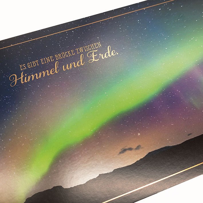 Trauerkarte mit Nordlicht Motiv und Spruch Es gibt eine Brücke zwischen Himmel und Erde stilvolle Beileidskarte in tiefem Mitgefühl