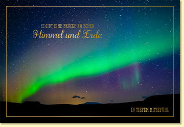 Trauerkarte mit Nordlicht Motiv und Spruch Es gibt eine Brücke zwischen Himmel und Erde stilvolle Beileidskarte in tiefem Mitgefühl
