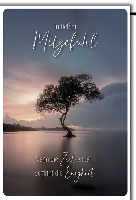 Trauerkarte Mitgefühl – Einsamer Baum im Wasser bei Sonnenuntergang mit Zitat