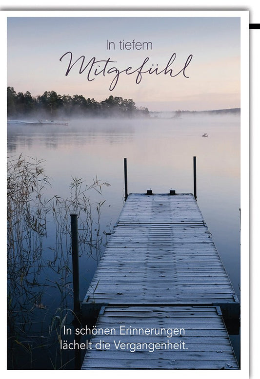 Trauerkarte Mitgefühl – Nebeliger Steg am See mit beruhigendem Zitat in sanften Tönen