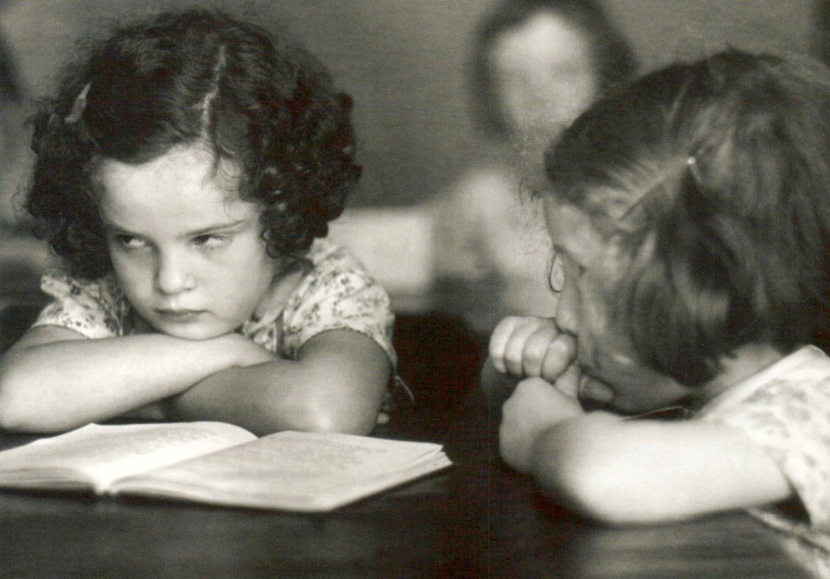 Trauerkarte: Nachdenkliches Schulmädchen in Schwarz - Weiß - Elegante Postkarte