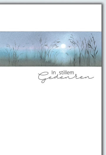 Trauerkarte Natur – Gräser im Morgennebel mit sanftem Sonnenaufgang und Schriftzug