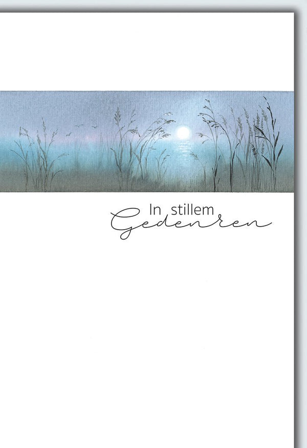 Trauerkarte Natur – Gräser im Morgennebel mit sanftem Sonnenaufgang und Schriftzug